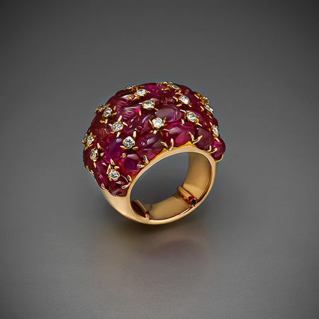 18ct gold ring set with carved rubies and single cut diamonds